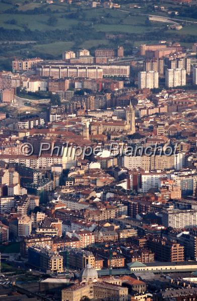 espagne asturies 01.jpg - Vue aérienne d'OviedoAsturies, Espagne